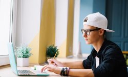 Когда работодатель имеет право читать переписку работников и следить за ними